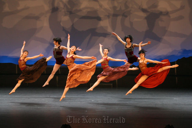 A scene from “Jesus Christ Superstar,” a contemporary dance piece choreographed by Yook Wan-soon.   Sinae Arts Management