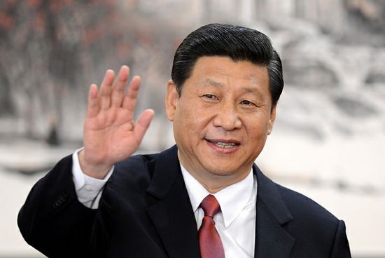 시진핑(Xi Jinping/정치인/중국 공산당 총서기)
지난 11월 공산당 18기 중앙위원회 1차 전체회의에서 시진핑(習近平)은 총서기로 선임돼 향후 10년간 중국을 통치할 최고지도자 자리에 올랐다. 이에 따라 지난 10년간 중국을 이끌어온 후진타오(胡錦濤)의 4세대 지도부가 물러나고 5세대 지도부의 시대가 개막됐다. 혁명원로 시중쉰(習仲勳) 전 부총리의 아들인 시진핑은 ‘반동(反動)의 자식’에서 출발해 차근차근 경력을 쌓아 13억 중국의 리더 자리에 올랐다.