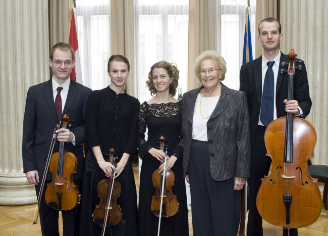 In this Aug. 31 photo provided by the Austrian parliament, 95-year-old soprano Hilde Zadek (second from right) poses with musicians of the Tritonius Arts Quartet after being awarded with the Great Medal of Honor of the Austrian Republic at the parliament in Vienna.    AP-Yonhap News