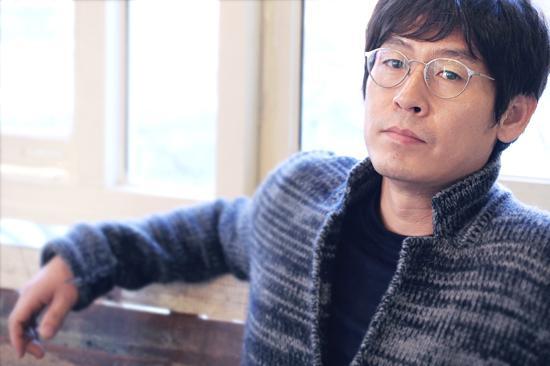 설경구(배우)
늘 ‘보통’을 넘은 캐릭터로 카리스마를 발휘하는 배우 설경구가 이번에는 화마(火魔) 속 구원의 손길을 뻗는 소방대장으로 돌아왔다. 영화 ‘타워’(감독 김지훈)를 통해 또 한 번 극한에 달한 캐릭터로 감동을 선사하는 그를 최근 삼청동 한 카페에서 만났다.