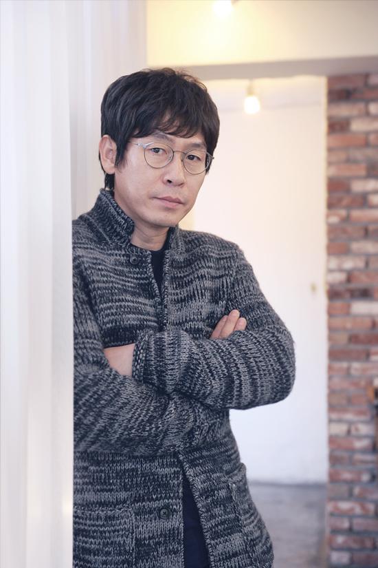 설경구(배우)
늘 ‘보통’을 넘은 캐릭터로 카리스마를 발휘하는 배우 설경구가 이번에는 화마(火魔) 속 구원의 손길을 뻗는 소방대장으로 돌아왔다. 영화 ‘타워’(감독 김지훈)를 통해 또 한 번 극한에 달한 캐릭터로 감동을 선사하는 그를 최근 삼청동 한 카페에서 만났다.