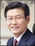 하춘수(금융인/대구은행장)
대구지역을 대표하는 대구은행이 행복을 만들고 나누는 따뜻한 나눔경영 실천을 위해 다양한 사회공헌활동에 본격 나서고 있다.
지난 1967년 최초 지방은행으로 설립돼 대구 대표은행으로 성장한 대구은행이 2012년 창립 45주년을 맞아 지난 10월부터 다양한 지역사랑 캠페인을 가졌다고 25일 밝혔다.
