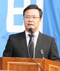 김성제(의왕시장)
두원공과대학교가 24일 중앙도서관 책마루 1층에서 김성제<사진> 의왕시장을 비롯한 의왕시 관계자와 두원공과대 관계자, 장학생 및 학부모들이 참석한 가운데 의왕시에 장학금 1천만원을 전달했다고 의왕시는 밝혔다.