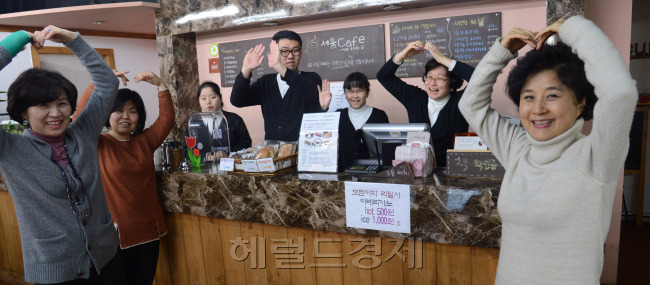 윤경희 세움카페 대표와 가족들.<br />정희조 기자/checho@heraldcorp.com 121218
윤경희 세움카페 대표와 가족들.
정희조 기자/checho@heraldcorp.com 121218
윤경희 세움카페 대표와 가족들.
정희조 기자/checho@heraldcorp.com 121218