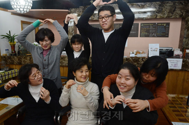 윤경희 세움카페 대표와 가족들.<br />정희조 기자/checho@heraldcorp.com 121218
윤경희 세움카페 대표와 가족들.
정희조 기자/checho@heraldcorp.com 121218
윤경희 세움카페 대표와 가족들.
정희조 기자/checho@heraldcorp.com 121218