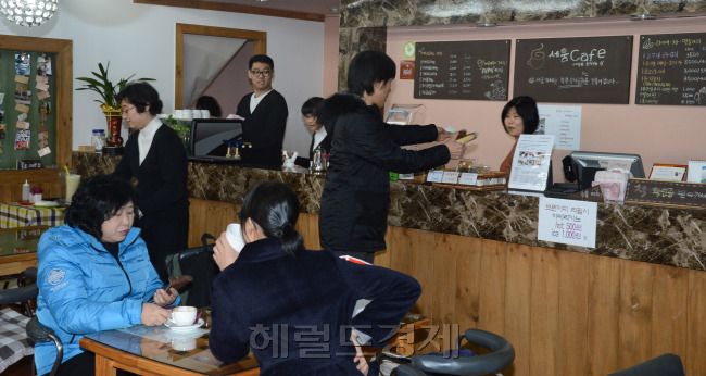 세움카페 .<br />정희조 기자/checho@heraldcorp.com 121218
세움카페 .
정희조 기자/checho@heraldcorp.com 121218
세움카페 .
정희조 기자/checho@heraldcorp.com 121218