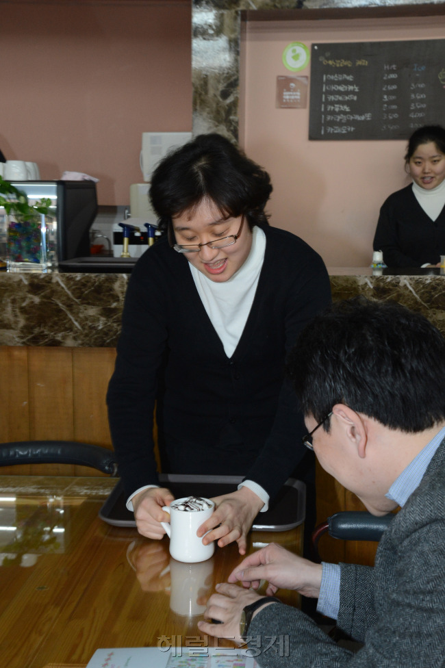 세움카페 지적 장애우 서빙.<br />정희조 기자/checho@heraldcorp.com 121218
세움카페 지적 장애우 서빙.
정희조 기자/checho@heraldcorp.com 121218
세움카페 지적 장애우 서빙.
정희조 기자/checho@heraldcorp.com 121218