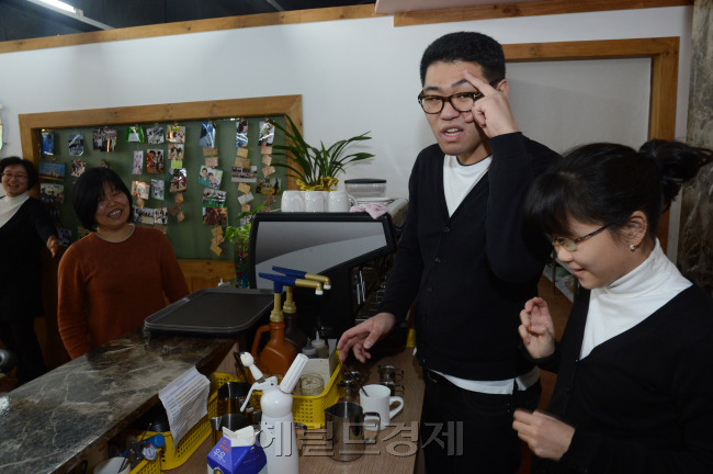세움카페 지적 장애우 서빙.<br />정희조 기자/checho@heraldcorp.com 121218
세움카페 지적 장애우 서빙.
정희조 기자/checho@heraldcorp.com 121218
세움카페 지적 장애우 서빙.
정희조 기자/checho@heraldcorp.com 121218