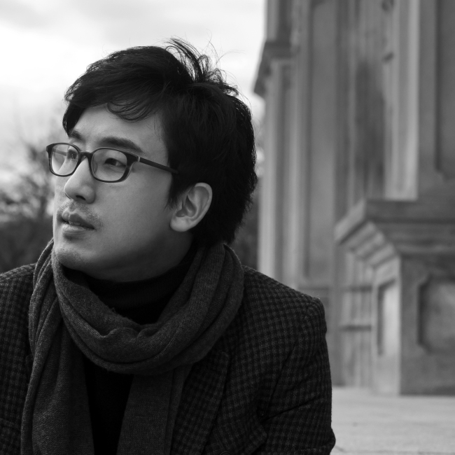 김정원(피아니스트)
누구든 한 해가 가기 전에 마무리하고 싶은 것들이 있다. 묵혀둔 숙제처럼 항상 마음에 담아뒀던 짐들을 마감 시간이 임박해 풀어놓으려 할 땐 커다란 용기가 필요하다.
피아니스트 김정원에겐 어떤 숙제가 있었을까. 쇼팽과 낭만이란 단어에 얽매여 있었던 그에게 바흐와 슈베르트는 또 하나의 숙제였을 터. 오는 29일 서울 예술의전당 IBK챔버홀에서 열리는 리사이틀은 김정원의 바흐와 슈베르트를 만날 수 있는 시간이다.