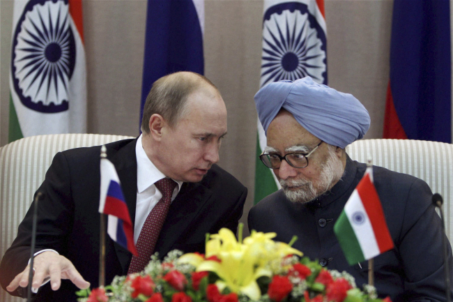 Russian President Vladimir Putin (left) talks to Indian Prime Minister Manmohan Singh at a joint press conference following their meeting in New Delhi, India, Monday.   AP-Yonhap News