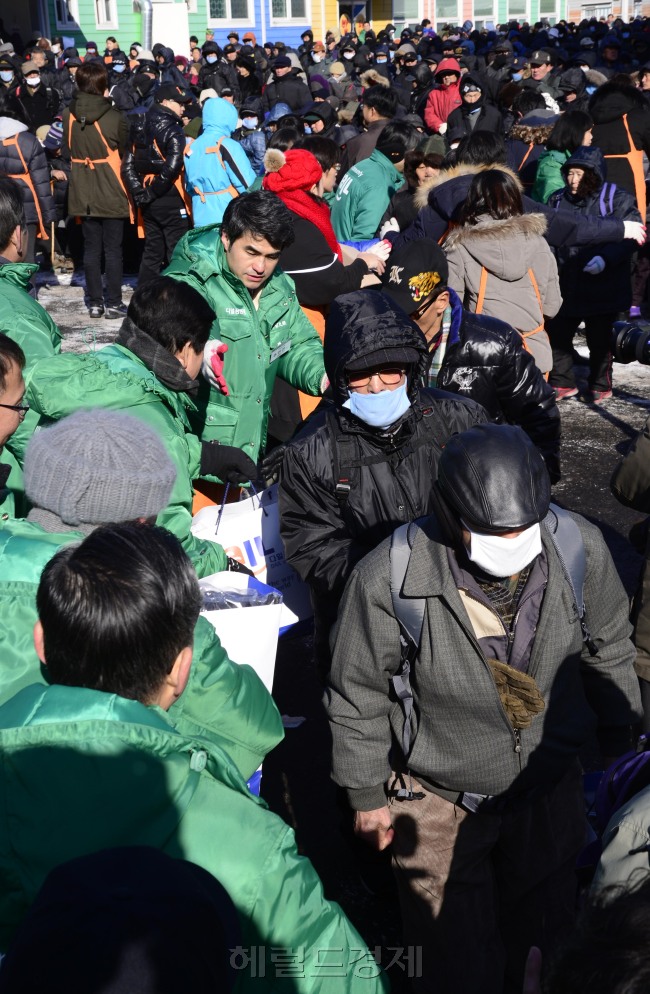 성탄절인 25일 오전 서울 동대문구 답십리동 다일복지재단에서 열린 거리성탄예배에서 시민들이 선물을 받아가고 있다. 박해묵 기자/mook@heraldcorp.com
성탄절인 25일 오전 서울 동대문구 답십리동 다일복지재단에서 열린 거리성탄예배에서 시민들이 선물을 받아가고 있다. 박해묵 기자/mook@heraldcorp.com