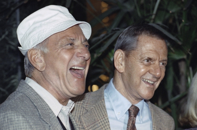 In this Dec. 3, 1992 file photo, Jack Klugman, left, and Tony Randall laugh at a news conference. (AP-Yonhap News)