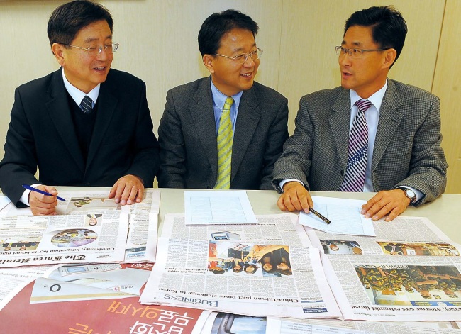Members of the screening committee for The Korea Herald Readers’ Best Brand Awards 2012 — Lim Young-kyun (left), professor of marketing at
Kwangwoon University; Park Heung-soo (center), professor of marketing at Yonsei University School of Business; and Hwang Chang-young, senior director
of marketing of The Korea Herald — evaluate candidates for the awards. The Korea Herald