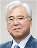 문용린(서울특별시교육청교육감)
서울형 혁신학교가 문용린(65ㆍ사진) 신임 서울시교육감 체제의 최대 걸림돌이 될 것으로 예상된다. 문 교육감은 “혁신학교 추가 지정을 유보하겠다”는 입장으로, 혁신학교 확대를 추진해온 서울시의회와 맞서고 있기 때문이다.
