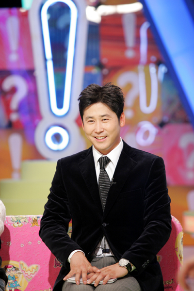 신동엽(개그맨/MC)
신동엽은 ‘아티스트형 MC'다. 자신의 것을 가지고 있는 MC라는 뜻이다. 기계적인 진행, 진행을 위한 진행이 아니라 상황에 따라 모두 다르게 진행한다. 현장에서 벌어지는 일을 가지고 진행하는 스타일이다. 달리 말하면 디테일이 있다는 말이다. 이를 피나는 연습과 훈련으로 개발해낸 것이 아니라 특유의 순발력과 재치로 보여준다. 녹화방송을 생방송처럼 진행할 수 있는 능력도 이런 자질이 있기에 가능하다