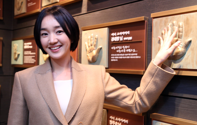 <YONHAP PHOTO-0947> 사회복지공동모금회에 1억 기부한 배우 수애 (서울=연합뉴스) 24일 사회복지공동모금회에 1억 원을 기부하고 개인 고액기부자 모임인 '아너 소사이어티'의 200번째 회원으로 가입한 영화배우 수애(33). 그는 ""누군가의 도움으로 세상으로 나왔듯이 나의 기부로 아이들이 세상이 얼마나 크고 넓은지 느끼고 뭔가 되고 싶다는, 될 수 있다는 희망과 꿈을 가지면 좋겠다"고 말했다. 2012.12.24 << 사회부 기사 참조.사회복지공동모금회 제공 >> photo@yna.co.kr/2012-12-24 19:20:10/ <저작권자 ⓒ 1980-2012 ㈜연합뉴스. 무단 전재 재배포 금지.>
<YONHAP PHOTO-0947> 사회복지공동모금회에 1억 기부한 배우 수애 (서울=연합뉴스) 24일 사회복지공동모금회에 1억 원을 기부하고 개인 고액기부자 모임인 '아너 소사이어티'의 200번째 회원으로 가입한 영화배우 수애(33). 그는 ""누군가의 도움으로 세상으로 나왔듯이 나의 기부로 아이들이 세상이 얼마나 크고 넓은지 느끼고 뭔가 되고 싶다는, 될 수 있다는 희망과 꿈을 가지면 좋겠다"고 말했다. 2012.12.24 << 사회부 기사 참조.사회복지공동모금회 제공 >> photo@yna.co.kr/2012-12-24 19:20:10/ <저작권자 ⓒ 1980-2012 ㈜연합뉴스. 무단 전재 재배포 금지.>
<YONHAP PHOTO-0947> 사회복지공동모금회에 1억 기부한 배우 수애 (서울=연합뉴스) 24일 사회복지공동모금회에 1억 원을 기부하고 개인 고액기부자 모임인 '아너 소사이어티'의 200번째 회원으로 가입한 영화배우 수애(33). 그는 ""누군가의 도움으로 세상으로 나왔듯이 나의 기부로 아이들이 세상이 얼마나 크고 넓은지 느끼고 뭔가 되고 싶다는, 될 수 있다는 희망과 꿈을 가지면 좋겠다"고 말했다. 2012.12.24 << 사회부 기사 참조.사회복지공동모금회 제공 >> photo@yna.co.kr/2012-12-24 19:20:10/ <저작권자 ⓒ 1980-2012 ㈜연합뉴스. 무단 전재 재배포 금지.>