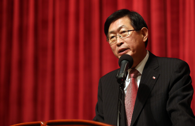 조환익(공기업인/한국전력공사사장)
조환익〈사진〉 신임 한전 사장이 독해졌다. 부드러운 소통의 CEO 이미지를 벗고 ‘악역’도 도맡겠다는 각오다. 최근 혹한으로 예비력이 바닥을 보이는 상황이 반복되면서 내년 초 전기료 인상 카드를 꺼낼 수밖에 없는 분위기가 조성되고 있다.
