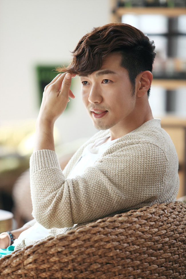 이종혁(배우)
40~50대의 남자가 ‘아빠학교'에 입교하면 자식과 함께 시간을 보내는 수업이 있다. 다 큰 딸(아들)과 함께 하루를 보내는 게 결코 만만치 않다. 이런 기회를 통해 평소 한 집에 살고 있어도 얼마나 부자(부녀)간의 소통이 부재했는지를 느껴볼 수 있다.