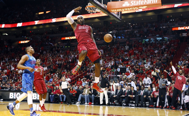 Miami Heat forward LeBron James dunks against the Oklahoma City Thunder on Tuesday.   AP-Yonhap News