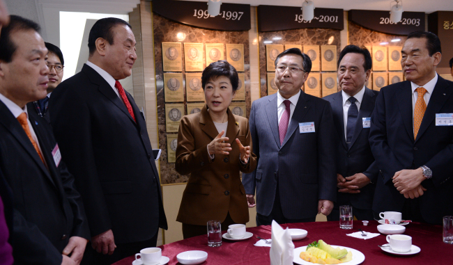 박근혜 대통령 당선인이 26일 서울 여의도 중소기업중앙회에서 회장단과 대화를 하고 있다.
박근혜 대통령 당선인이 26일 경제민주화 당사자들과의 소통 행보를 통해 경제민주화 실천에 대한 강한 의지를 내비쳤다. 박 당선인은 이날 오전 중소기업중앙회에서 중소기업인들과 만나 중산층을 70%까지 늘리는 방안과 유통법 처리에 관한 입장을 밝혔다. [국회사진기자단]