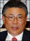 박맹우(울산시장)
울산시(시장 박맹우·사진) 지역 기업체 스스로가 유해화학물질 배출저감을 위해 ‘SMART 프로그램 자발적 협약’을 맺어 주목을 끌고있다.
울산시는 환경부(낙동강유역환경청)와 울산시, SK에너지(주)등(참여기업 10개사) 등 26일 오전 시청 본관 7층 상황실에서 울산지역 ‘화학물질 배출저감을 위한 SMART 프로그램 자발적 협약’을 체결했다고 밝혔다.