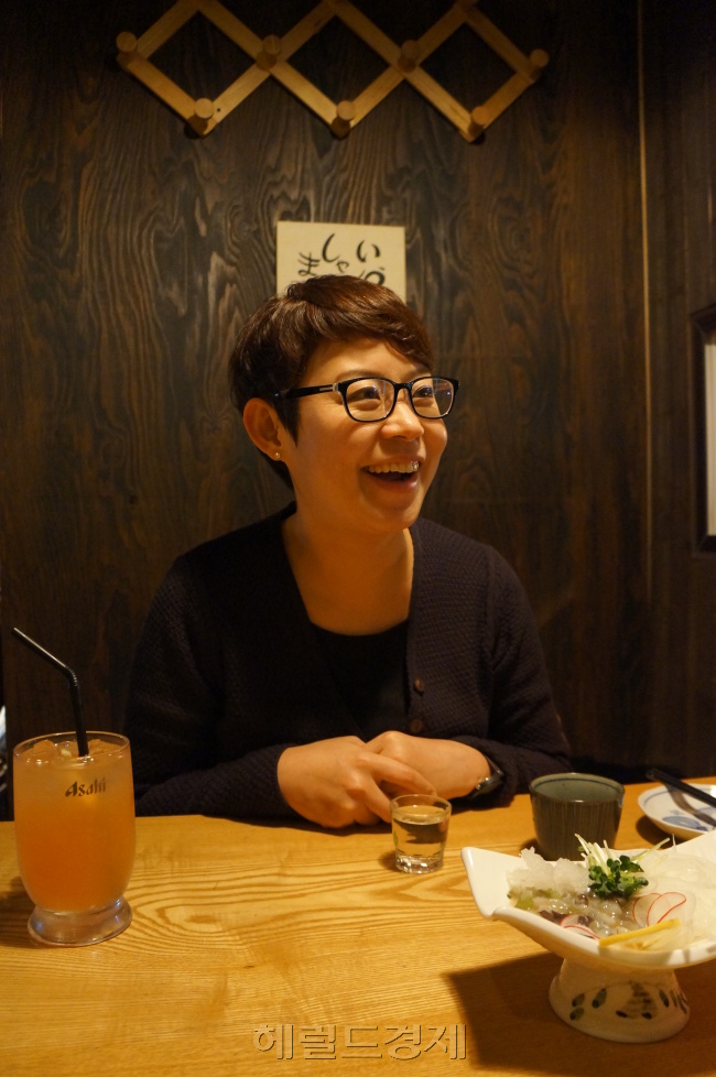 강허달림(강경순/가수)
28일 오후 8시 서울 장충동 스테이지팩토리홀에서 ‘소리, 그녀가 되다’란 타이틀로 연말 공연을 펼치는 가수 강허달림. 정진영 기자/123@heraldcorp.com
28일 오후 8시 서울 장충동 스테이지팩토리홀에서 ‘소리, 그녀가 되다’란 타이틀로 연말 공연을 펼치는 가수 강허달림. 정진영 기자/123@heraldcorp.com