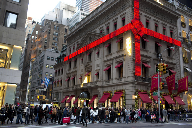 Shoppers crowd the sidewalk around the Cartier Mansion wrapped in a red bow for the holidays, on Fifth Avenue in New York, U.S., on Sunday, Dec. 23, 2012. Holiday shoppers descended on U.S. stores this weekend in a last-minute dash to buy gifts amid concerns about the nation뭩 economy and the impasse in Washington over taxes and spending. Photographer: Victor J. Blue/Bloomberg
Shoppers crowd the sidewalk around the Cartier Mansion wrapped in a red bow for the holidays, on Fifth Avenue in New York on Sunday.    Bloomberg