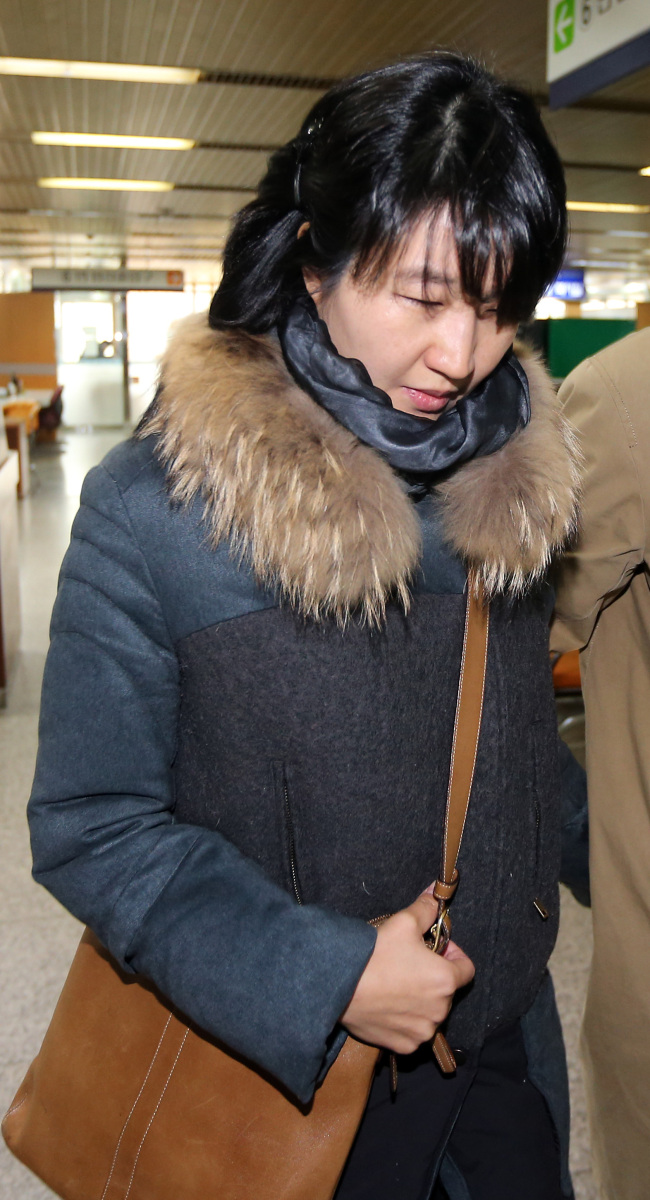 Roh Jeong-yeon, late President Roh Moo-hyun’s daughter, walks out of the Seoul Central District Court on Wednesday after the first hearing on her charges of violating the Foreign Exchange Transactions Law.
Yonhap News