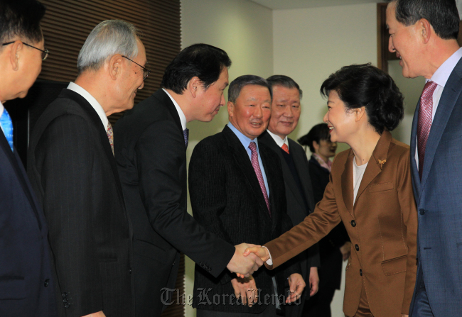 President-elect Park Geun-hye meets tycoons at the Federation of Korean Industries in Seoul on Wednesday. (From third from left) SK Group chairman Chey Tae-won, LG chairman Koo Bon-moo, Hyundai Motor chairman Chung Mong-koo and FKI and GS Group chairman Huh Chang-soo.   Joint Press Corps