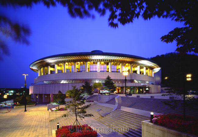 Seoul Arts Center Opera House.   Seoul Arts Center