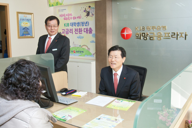 송기진(우/금융인/광주은행장)
이날 ‘서민금융 상담가’로 변신한 송기진 광주은행장은 직접 고객을 대상으로 서민금융대출 상품에 대한 상담을 진행했다. 상담이 끝난 후엔 KJB희망금융프라자 주변 남광주 시장을 돌며 상인 및 고객들을 대상으로 서민금융 상품에 대한 홍보 활동을 가졌다.