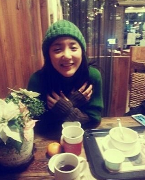 바다(최성희/가수)
바다는 25일 자신의 트위터에 “나 쑥떡 같지? 내 말에 친구가 까르르 나와 같이 웃는다. 축성탄(절) 다 끝나가도 실망하지 마세요. 내일 진짜 좋은일 있을지도 모르니 행복한 기대들만 하시고, 평범한 26일도 출발!”이라는 글과 한 장의 사진을 게재했다.