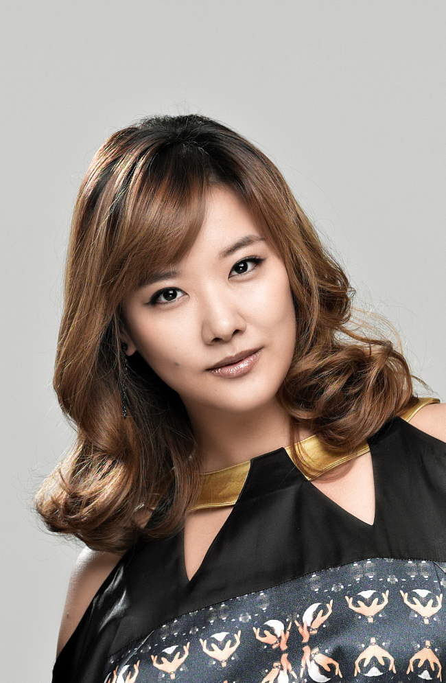 호란(최수진/가수/클래지콰이)
호란의 소속사 플럭서스뮤직은 26일 “호란이 내년 3월 30일 역삼동 르네상스 서울호텔에서 대기업에 근무하는 세 살 연상의 남자 친구 한모 씨(36)와 결혼한다”고 밝혔다.
이어 두 사람은 양가가 최근 상견례를 갖고 결혼날짜까지 확정지었다고 전했다.