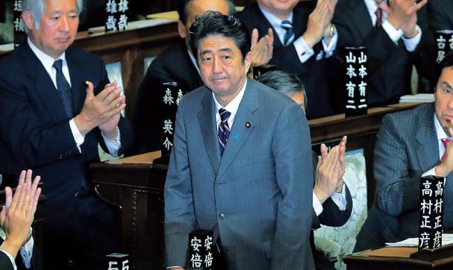 아베 신조(Shinzo Abe/정치인/일본총리/자민당총재)
Japan’s Liberal Democratic Party leader Shinzo Abe acknowledges applause from lawmakers after being named Japan’s new prime minister at the lower house of Parliament in Tokyo on Wednesday. (AP-Yonhap News)