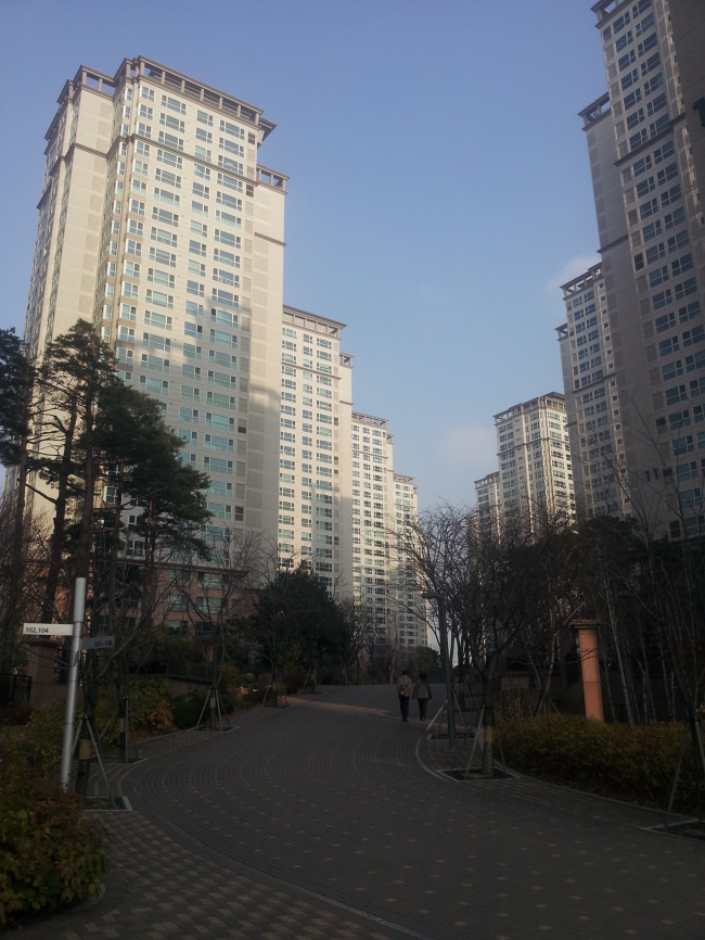 올해 부동산 시장이 극심한 불황을 겪으면서 하우스푸어 렌트푸어 등이 신조어가 등장했고, 주택가격 폭락, 전셋값 폭등, 재개발사업 출구 전략에 따른 매몰비용이 뜨거운 논란을 일으켰다.