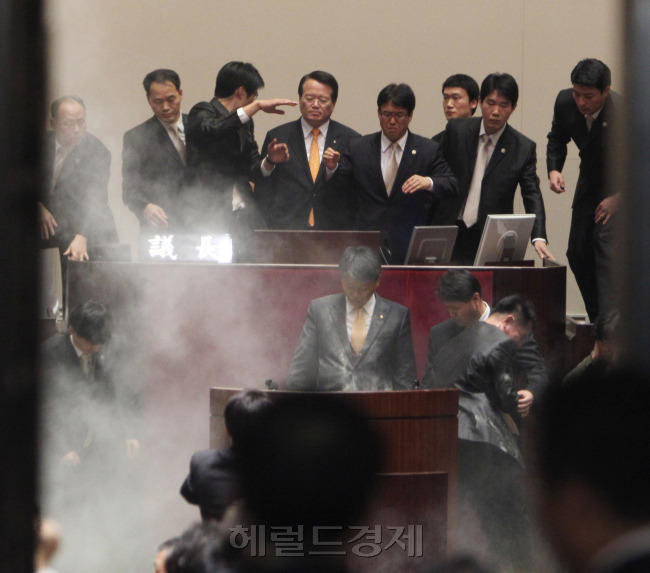 국회 본회의 FTA통과. 박현구 기자phko@heraldm.com 2011,11 22
안철수 태풍의 여진 속에서 출범하는 박근혜정부는 ‘3류정치’ 오명을 청산하는 강력한 정치개혁에 나서야 하는 과제를 안고 있다. 여야는 대선과정에서 너도나도 ‘새 정치’를 약속했지만, 자신들의 기득권을 내려놔야 하는 개혁에 동참할지는 여전히 미지수다. 지난해 11월 22일 한ㆍ미 자유무역협정(FTA) 비준안 처리에 반대, 김선동 민주노동당 의원이 저지른 ‘국회 본회의장 최루탄 투척’은 전 세계에 망신을 자초했다.  [헤럴드 DB]