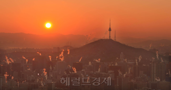 2013년 계사년 희망찬 새해가 밝아온다. 서울 도심속 빌딩들이 힘차게 입김을 내뱉으며 한해를 시작한다. 김명섭 기자 msiron@heraldcorp.com
2013년 계사년 희망찬 새해가 밝아온다. 서울 도심속 빌딩들이 힘차게 입김을 내뱉으며 한해를 시작한다. 김명섭 기자 msiron@heraldcorp.com