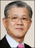 최신원(기업인/SKC회장)
최신원<사진> SKC 회장, 유용종 SK부회장단 사장, 김종식 SK텔레시스 사장 등 SK그룹 계열사 경영진은 27일 서울 세종로 소방방재청을 방문, 소방공무원들을 격려하고 이기환 방재청장에게 격려금과 장비구입지원금 1억5000만 원을 전달했다.