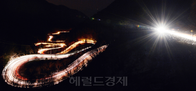 굴곡많았던 2012년이 지나가고 있다. 2013년 뱀띠해는 뱀처럼 모든 일들이 유연하게 넘어가길 기원한다. 충북 단양군 영춘면 보발재로 지나가는 차량들이 마치 뱀처럼 유여하게 재를 넘고 있다.<br />김명섭 기자 msiron@heraldcorp.com
