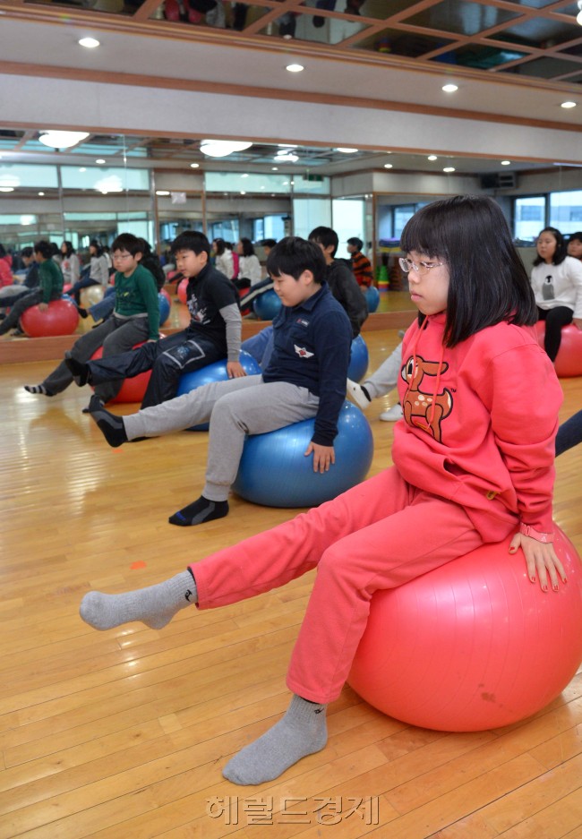 27일 오전 서울시 서초구 소재 한전아트센터에서 서초구는 겨울방학을 맞아 실내활동이 많아지는 초등학교 3~6학년 경도비만이상의 학생들을 대상으로 규칙적인 방학생활과 비만관리를 돕고자 어린이 건강교실을 가졌다. <br />이상섭 기자. babtong@heraldcorp.com<br />2012.12.27
27일 오전 서울시 서초구 소재 한전아트센터에서 서초구는 겨울방학을 맞아 실내활동이 많아지는 초등학교 3~6학년 경도비만이상의 학생들을 대상으로 규칙적인 방학생활과 비만관리를 돕고자 어린이 건강교실을 가졌다.
이상섭 기자. babtong@heraldcorp.com
2012.12.27
27일 오전 서울시 서초구 소재 한전아트센터에서 서초구는 겨울방학을 맞아 실내활동이 많아지는 초등학교 3~6학년 경도비만이상의 학생들을 대상으로 규칙적인 방학생활과 비만관리를 돕고자 어린이 건강교실을 가졌다.
이상섭 기자. babtong@heraldcorp.com
2012.12.27