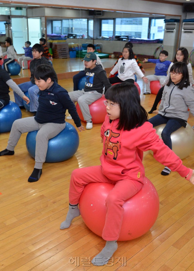 27일 오전 서울시 서초구 소재 한전아트센터에서 서초구는 겨울방학을 맞아 실내활동이 많아지는 초등학교 3~6학년 경도비만이상의 학생들을 대상으로 규칙적인 방학생활과 비만관리를 돕고자 어린이 건강교실을 가졌다. <br />이상섭 기자. babtong@heraldcorp.com<br />2012.12.27
27일 오전 서울시 서초구 소재 한전아트센터에서 서초구는 겨울방학을 맞아 실내활동이 많아지는 초등학교 3~6학년 경도비만이상의 학생들을 대상으로 규칙적인 방학생활과 비만관리를 돕고자 어린이 건강교실을 가졌다.
이상섭 기자. babtong@heraldcorp.com
2012.12.27
27일 오전 서울시 서초구 소재 한전아트센터에서 서초구는 겨울방학을 맞아 실내활동이 많아지는 초등학교 3~6학년 경도비만이상의 학생들을 대상으로 규칙적인 방학생활과 비만관리를 돕고자 어린이 건강교실을 가졌다.
이상섭 기자. babtong@heraldcorp.com
2012.12.27