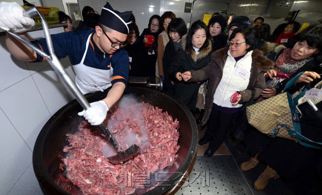 27일 오전  주부모니터단 30여명이 병영문화 개선 현장 견학차 국방부를 방문해 병사들의 취사실을 둘러보고 있다./안훈기자 rosedale@ 2012.12.27
27일 오전  주부모니터단 30여명이 병영문화 개선 현장 견학차 국방부를 방문해 병사들의 취사실을 둘러보고 있다./안훈기자 rosedale@ 2012.12.27