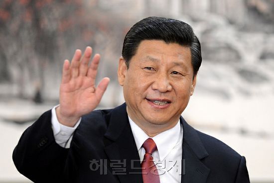 시진핑(Xi Jinping/정치인/중국 공산당 총서기)
새해 벽두부터 세계의 두 강대국(G2) 미국과 중국의 진로에 세계가 주목하고 있다. ‘시진핑(習近平) 10년’의 닻을 올린 중국은 막강해진 경제력을 바탕으로 영향력 확대에 나서고있고, 2기 오바마 행정부가 출범한 미국은 아시아 중시 전략으로 돌아서면서 중국을 견제하려고 한다. G2는 앞으로 대결과 협력 두 갈래 길에서 아슬아슬한 줄타기를 할 수밖에 없는 상황이 됐다.