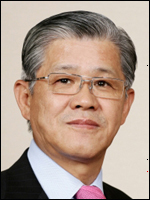 최신원(기업인/SKC회장)
최신원<사진> SKC 회장, 유용종 SK부회장단 사장, 김종식 SK텔레시스 사장 등 SK그룹 계열사 경영진은 27일 서울 세종로 소방방재청을 방문, 소방공무원들을 격려하고 이기환 청장에게 격려금과 장비구입지원금 1억5000만원을 전달했다.
