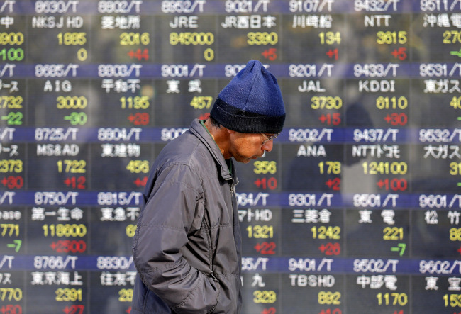 <YONHAP PHOTO-0397> A man walks by an electronic stock board of a securities firm in Tokyo, Thursday, Dec. 27, 2012. Asian markets have risen amid optimism that Japan?s new leaders will stimulate its sluggish economy. (AP Photo/Koji Sasahara)/2012-12-27 11:35:54/ <저작권자 ⓒ 1980-2012 ㈜연합뉴스. 무단 전재 재배포 금지.>
A man walks by an electronic stock board of a securities firm in Tokyo on Thursday.    AP-Yonhap News