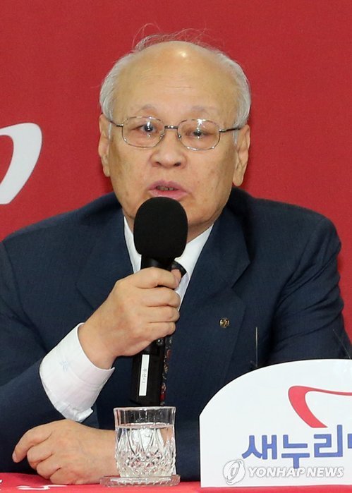 Former chief of Constitutional Court Kim Yong-jun. (Yonhap News)