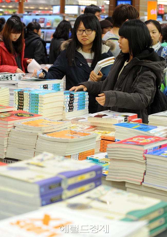 신학기를 앞둔 학생들이 12일 오후 서울 광화문 교보문고 참고서코너에서 신학기를 준비하며 책을 고르고 있다.<br />이상섭 기자. babtong@heraldm.com 2012.02.12
신학기를 앞둔 학생들이 12일 오후 서울 광화문 교보문고 참고서코너에서 신학기를 준비하며 책을 고르고 있다.
이상섭 기자. babtong@heraldm.com 2012.02.12
신학기를 앞둔 학생들이 12일 오후 서울 광화문 교보문고 참고서코너에서 신학기를 준비하며 책을 고르고 있다.
이상섭 기자. babtong@heraldm.com 2012.02.12