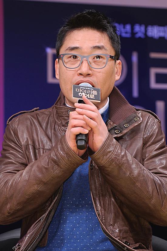 김성훈(영화감독)
영화 ‘마이 리틀 히어로’의 김성훈 감독이 주인공 영광 역을 맡은 배우 지대한군을 향한 애정을 드러냈다. 김성훈 감독은 12월 27일 오후 2시 서울 왕십리CGV에서 열린 ‘마이 리틀 히어로’(감독 김성훈)의 언론시사회 후 진행된 기자간담회에서 “아역 배우 섭외를 위해 고민을 했다”고 운을 뗐다.