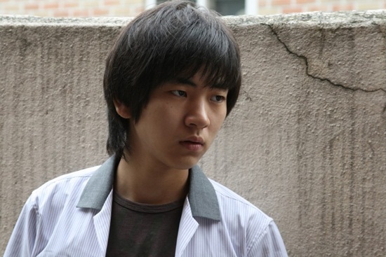 이주승(배우)
이주승은 12월 27일 오후 서울 성동구 왕십리 CGV에서 열린 영화 ’누나’ (감독 이원식) 언론배급시사회에 참석해 "군대를 다녀오니 전보다는 성숙해졌더라"면서 "그래서 고등학생 역을 하는 것이 좀 힘들어졌다"고 운을 뗐다.