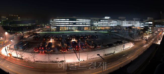 세종시 정부청사야경.<br />정희조 기자/checho@heraldcorp.com
세종시 정부청사야경.
정희조 기자/checho@heraldcorp.com